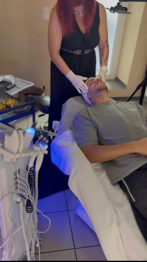 Behandlung mit Lichttherapie im Studio von Murphys Beauty